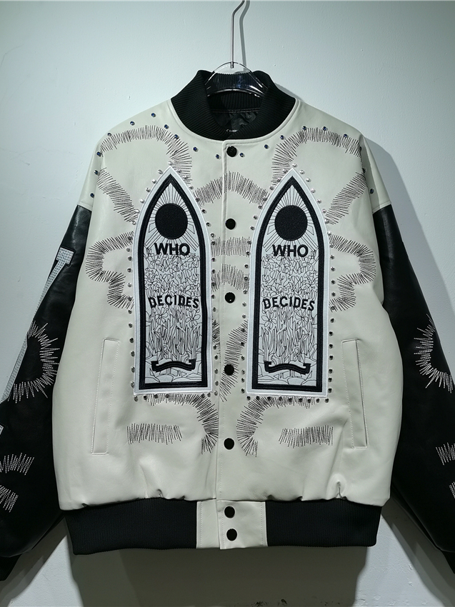 Embroidery Gothic - ゴシックトーテム刺繍ジャケット、リベットとラインストーン付き、ダブルクラフト、バイクレーシングスタイル、ベースボールカラー、PUレザージャケット