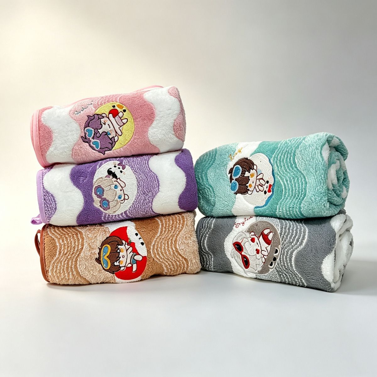 Embroidery Yarn - アニメ「ラブアンドディープスペース」コーラルフリースハンドタオル 可愛いQ刺繍入り 柔らか吸水性抜群 バスルーム用 デイリーグッズ ギフト