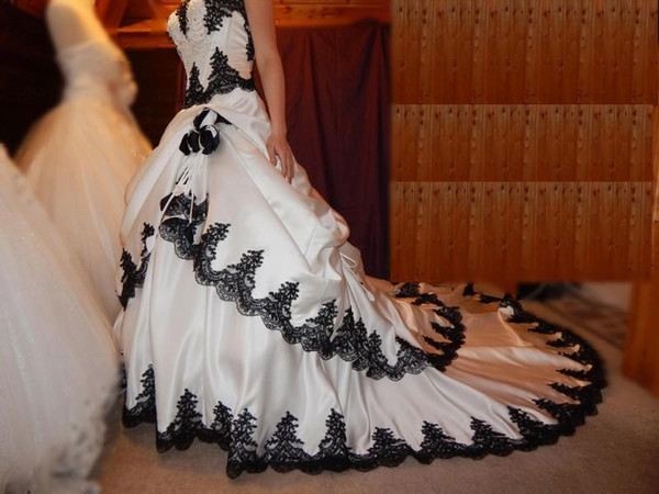 Embroidery Gothic - ヴィンテージウェディングドレス ゴシック黒と白のブライダルガウン バックレースアップコルセット カスタマイズされたローブ・デ・マリアージュ チャペルトレイン