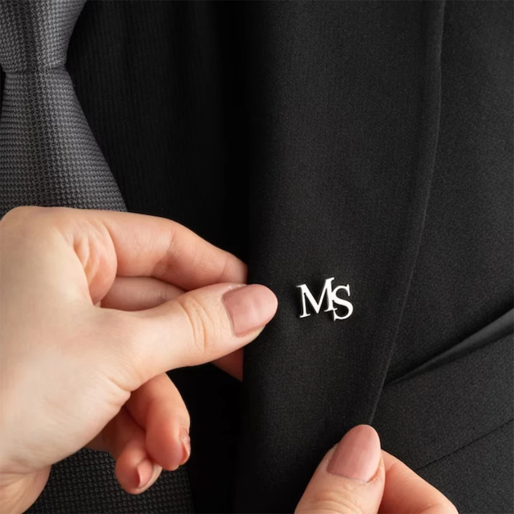 Embroidery Name - 女性のためのパーソナライズされた名前の最初のブローチ,ステンレス鋼の文字のブローチ,男性のための襟のバッジ,花婿付け添人のためのウェディングギフト,豪華