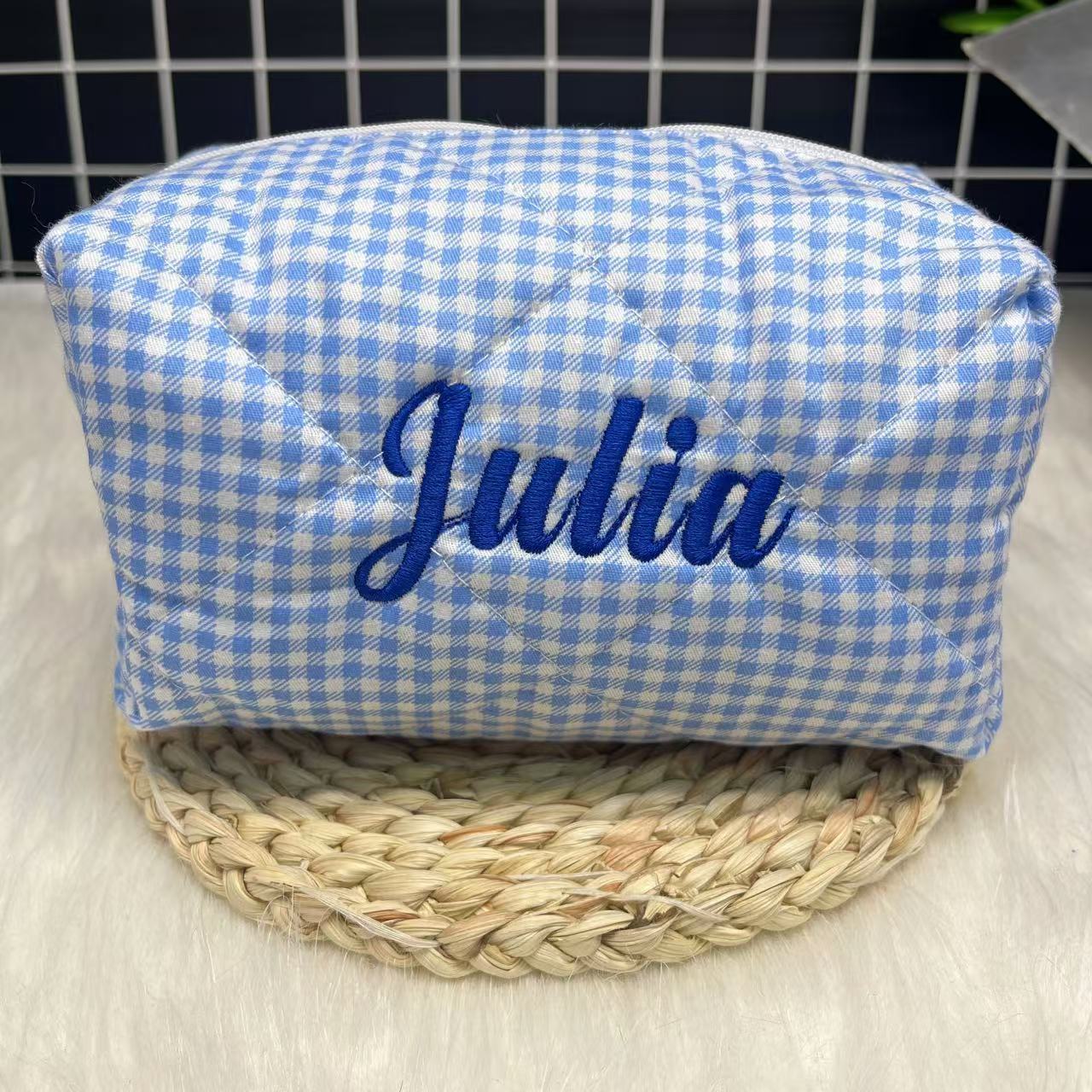 Embroidery Name - 大容量ストライプ化粧品バッグ カスタムロゴと名前刺繍付き パーソナライズされたトラベルメイクアップ収納バッグ ユニークなギフト