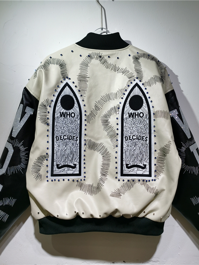 ゴシックトーテム刺繍ジャケット、リベットとラインストーン付き - Embroidery Gothic のレビューと価格