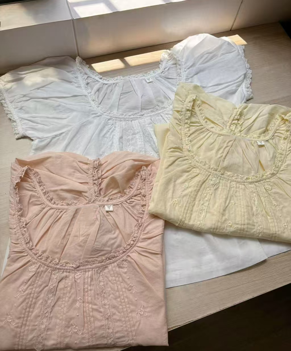 女性用レース刺繍パッチシャツ、パフスリーブ、ラウンドネック、 - Embroidery Patches のレビューと価格