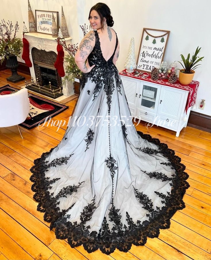 ゴシック V ネックのウェディングドレスブラックホワイト刺繍 - Embroidery Gothic のレビューと価格